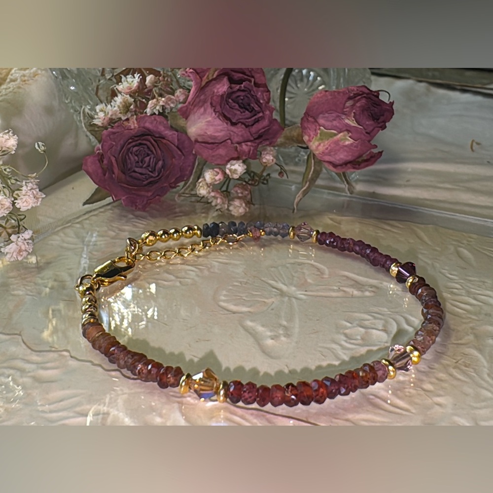 Tundura Sapphire Swarovski Crystal Bracelet
In 18 kt Gold Vermeil